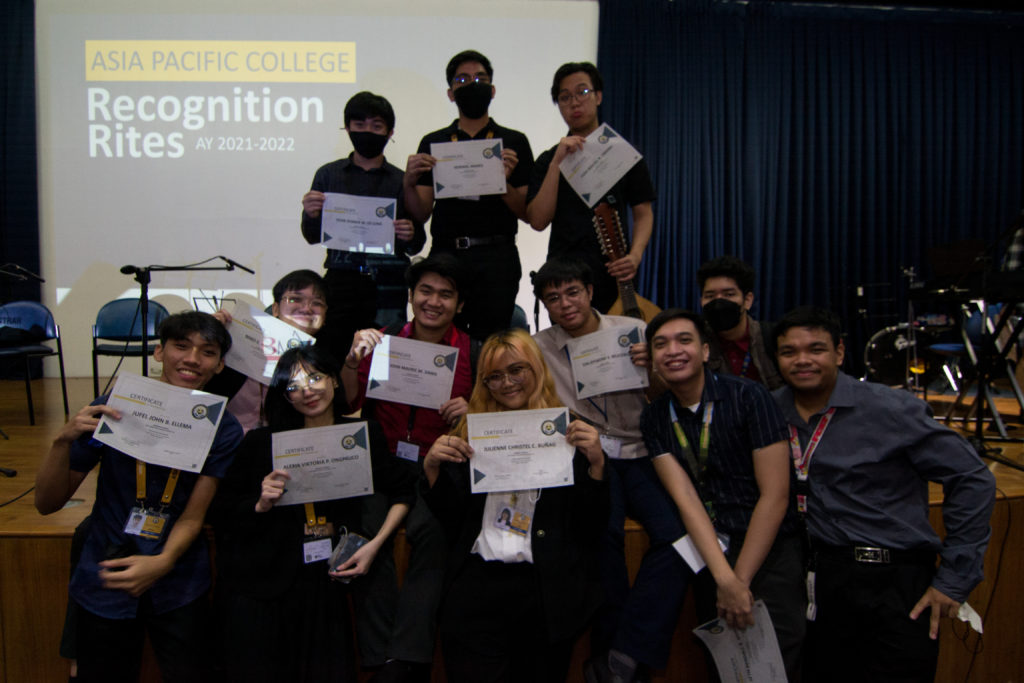 Students from the School of Engineering (SoE) show their certificates of recognition. Photo by Terrence Luigi Matel